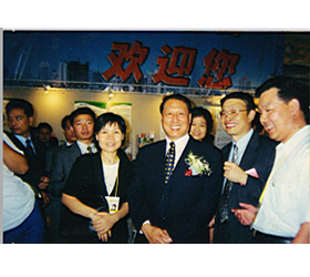 2003年公司領導與全國人大常委會副委員長成思危合影留念